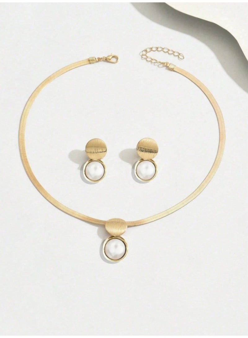veya A Luxurious And Modern 3-Biece Accessory Set With A Gold Design – Necklace And Earrings With A Heart And Ornate Circle Design. - Image 2